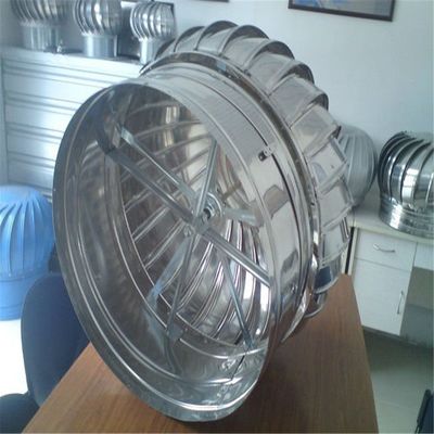 無電動の屋根に設置された排気扇風機,換気機能と耐久性のある材料